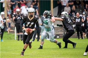Hans Wiemann, der Quarterback der Dorsten Reapers, hält den Football fest in der Hand und hat sein Ziel voll im Blick.