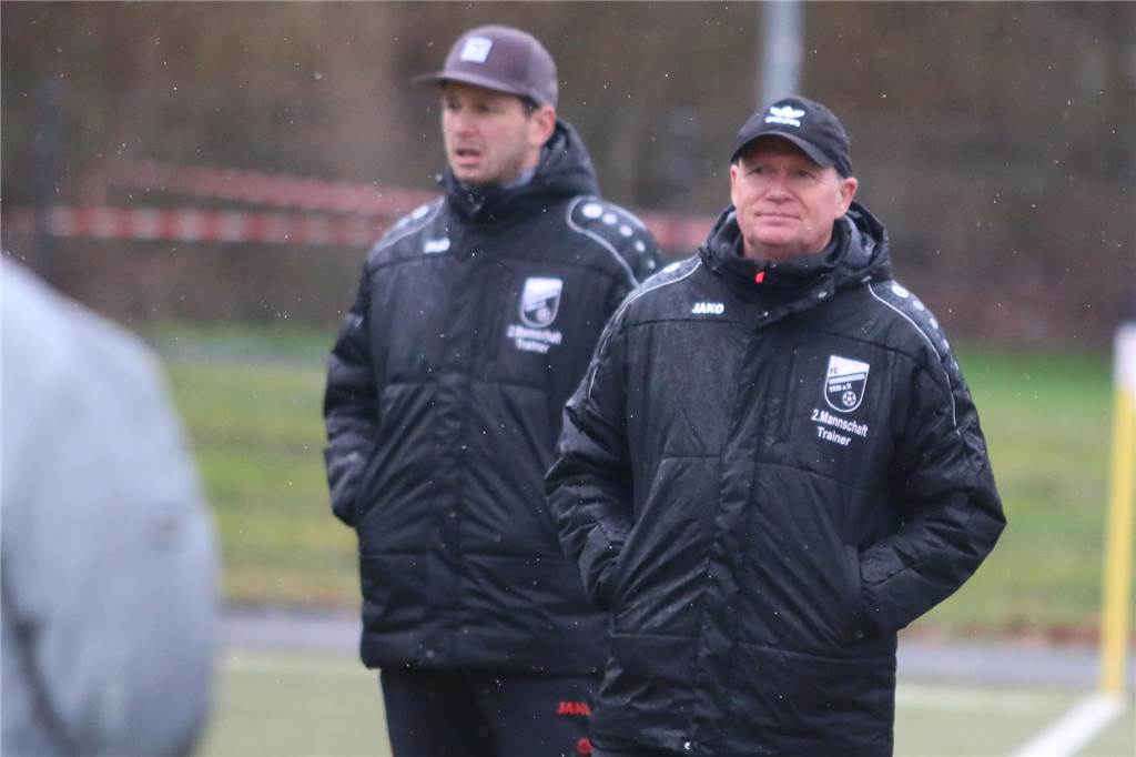 FC Nordkirchen zieht dritte Mannschaft zurück Hansi Schäfer beobachtet das Spiel seiner Mannschaft.