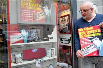 Hansi Terhechte hat eines der Schaufenster des Schreib- und Spielwarenhandels Telöken zu Ehren des heutigen 75. Geburtstags von Bob Dylan umdekoriert. 