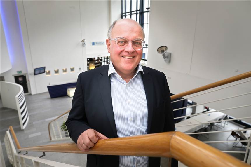 Cityring der Innenstadt-Kaufleute geht an Wihoga-Leiter Harald Becker Harald Becker in „seiner“ Wihoga. Am Montag wird der Schulleiter mit dem Cityring ausgezeichnet.