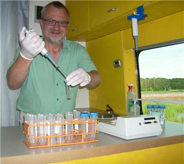 Harald Gülzow analysiert Brunnenwasserproben im Labormobil.