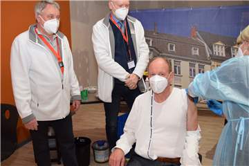 Harald Hofer, medizinischer Leiter im Impfzentrum, und Michael Althammer, organisatorischer Leiter, begleiteten Oberbürgermeister Bernd Tischler durch das Bottroper Impfzentrum. Dort ließ er sich mit Astrazeneca impfen.
