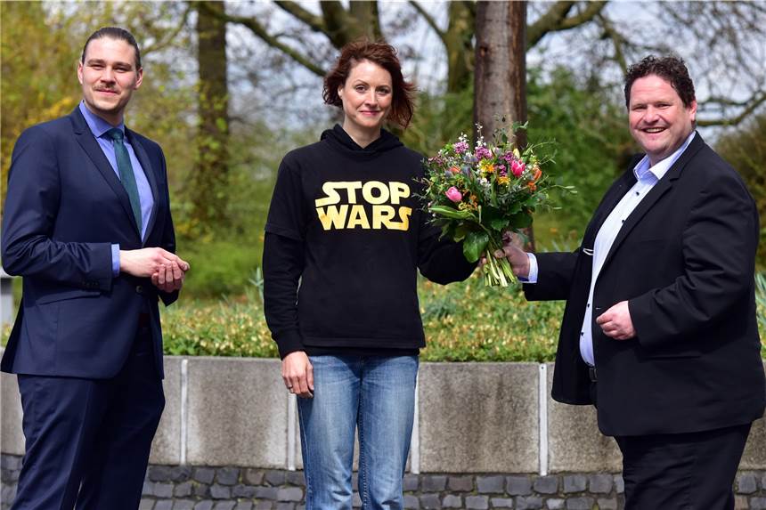 „Katz-und-Maus-Spiel“: Dortmunderin kämpft gegen rechtsradikale Schmierereien Harald Kraus (r.), Arbeitsdirektor bei DSW21, und Julian Becker von der städtischen Koordinierungsstelle für Vielfalt, Toleranz und Demokratie bedankten sich bei Annika Schwarz für ihr vorbildliches Engagement