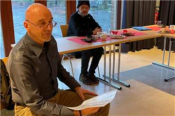 Harald Schäfer (vorne) gehört zu den Ideengebern und Organisatoren der ersten Heiligabendaktion "Gemeinsam statt einsam". Er las die Weihnachtsgeschichte vor.