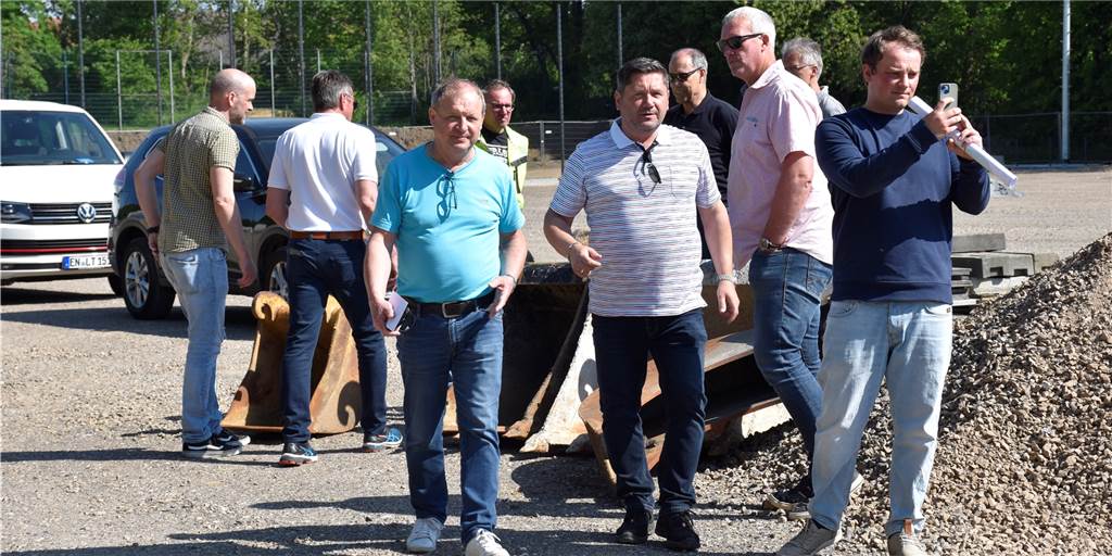 Millionenprojekt Sportanlage Dahl macht Fortschritte - das ist der genaue Stand Harald Wohlfarth (v.l.), Dirk Thal und Stefan Vennegeerts sind hier im Vordergrund zu sehen. Alle das neue Sportanlagen-Projekt involviert. Am Mittwoch (11. Mai) nahmen sie den aktuellen Stand gemeinsam unter die Lupe.