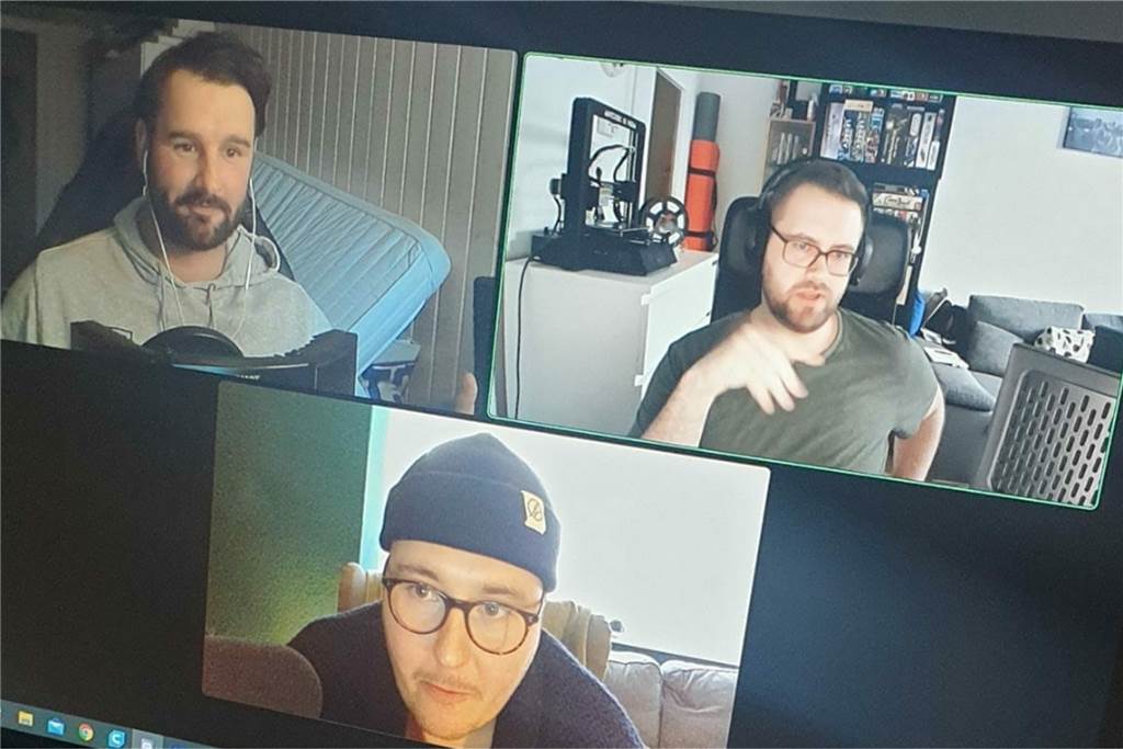 Aktien, Lottogewinn oder Zombie-Apokalypse – Kunterbunter Podcast eines Fußballtrainers Harder (l.), Grabowski (r.) und Zimmermann bei der Aufnahme.