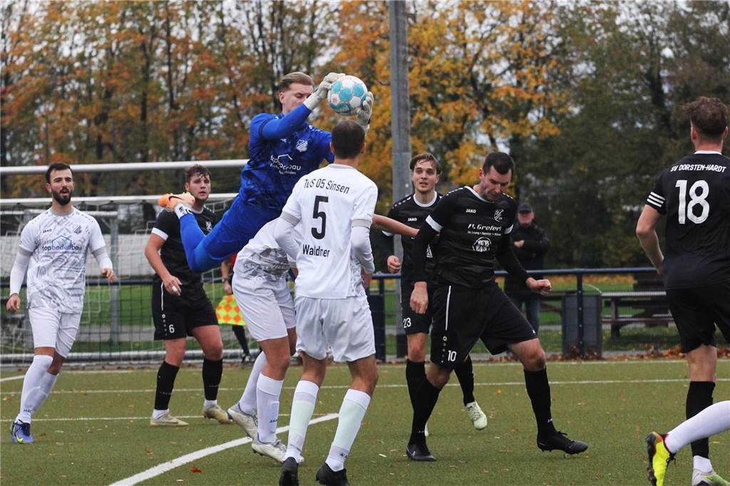 TuS 05 Sinsen stoppt den SV Dorsten-Hardt Hardts Jannis Scheuch (schwarzes Trikot) wendet sich schon ab: Torhüter Sascha Ebert schnappt sich den Ball.
