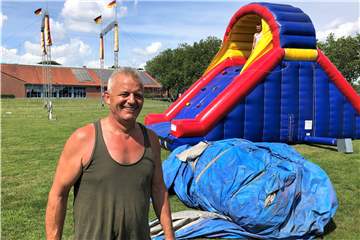 Hardy Scholl, Chef des "Circus Busch aus Berlin" ist froh, endlich wieder was zu tun zu haben. In Raesfeld baut er mit seiner Familie einen Hüpfburgen- und Wasserspiele-Park unter dem Titel "Micky's Kinderland" auf.