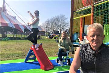 Hardy Scholl, Jasmin Scholl und Talina Scholl vom "Circus Busch aus Berlin" vor Spielwagen, Zirkuszelt und Hüpfburg