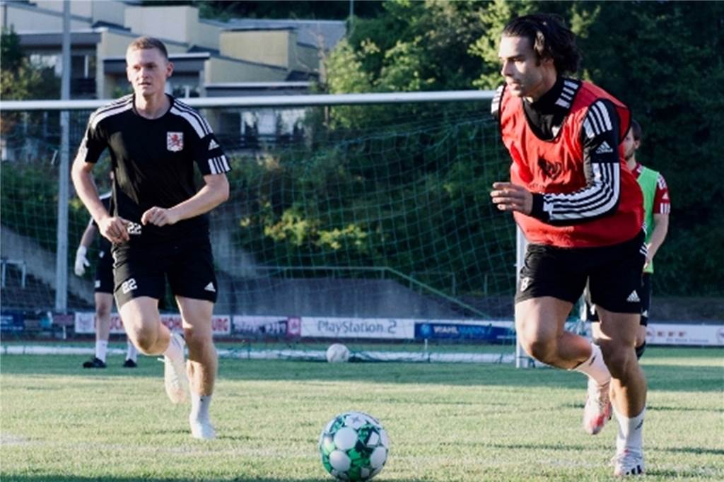 Westfalia Wickede verpflichtet „Siegertyp“: Dieser fällt zum Rückrundenstart aber direkt aus Haris Rovcanin (r.) wechselte im vergangenen Sommer zum SV Hohenlimburg. Jetzt spielt er für Westfalia Wickede.