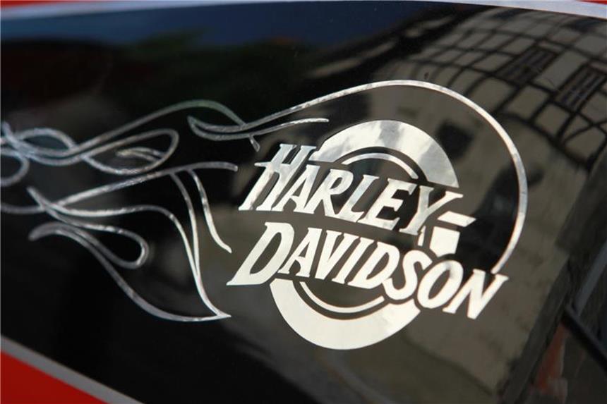 Harley-Davidson ruft über 250.000 Motorräder zurück Harley Davidson Logo auf einem Motorradtank. Der Motorradhersteller ruft weltweit 251.894 Motorräder in die Werkstätten. Foto: Matthias Bein/Archiv