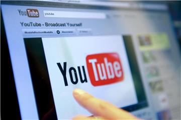 Harmlose Videoplattform - oder Tummelplatz für Rassisten? Hassparolen in populären Youtube-Videos sind eher die Ausnahme als die Regel. Eltern sollten aber trotzdem im Blick behalten, was ihre Kinder dort ansehen. Foto: Britta Pedersen/dpa-Zentralbild/dpa-tmn