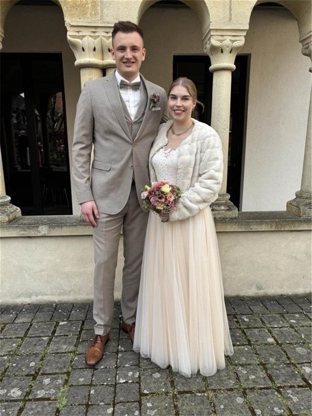 Andreas Timpe und Lisa Marie Brands sagen Ja: Antrag in Frankreich Harmonisch abgestimmt erschien das Brautpaar zu ihrer Hochzeit. Bei der Farbwahl ihrer Kleidung entschied sich da Paar für helle Braun- und Cremetöne.