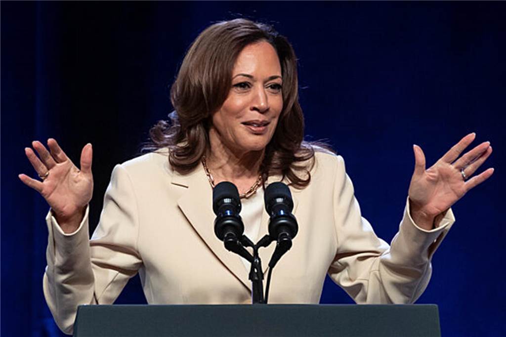 Biden verzichtet auf Präsidentschaftskandidatur: Kamala Harris soll US-Vizepräsidentin Kamala Harris steht vor einem Rednerpult.