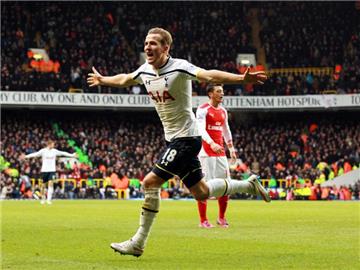 Harry Kane is the man: Der Spurs-Angreifer trifft doppelt im Derby, Arsenals Özil im Hintergrund enttäuscht. Foto: Sean Dempsey