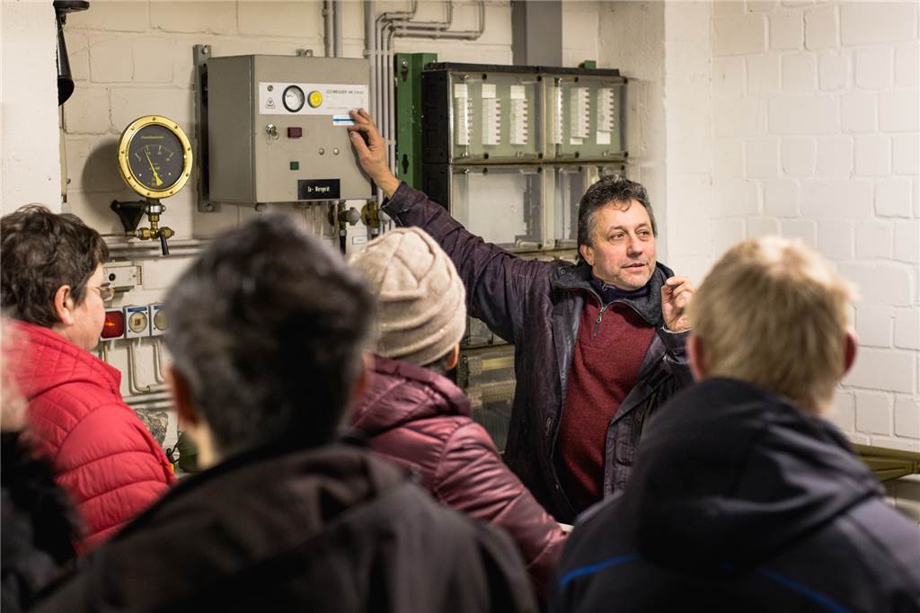 Geheimnisvoller Ort in Dortmunds Unterwelt säuft langsam ab Harry Lausch erklärt den Teilnehmern der Bunkertour die Technische Leitzentrale.