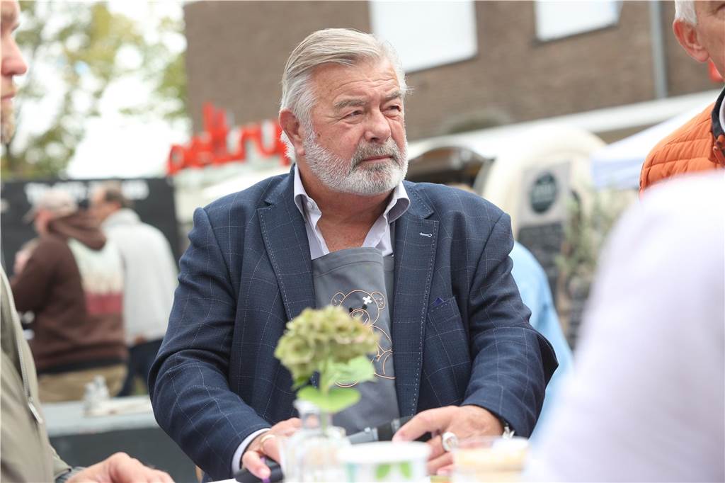 Harry Wijnvoord war für eine Spendenaktion für kranke und für misshandelte Kinder in Olfen. Wer genug spendet und Losglück hat, konnte ein Essen mit dem Moderator gewinnen.