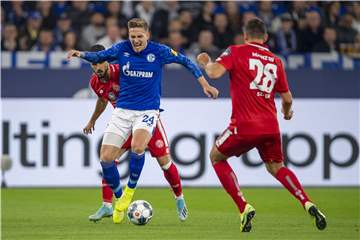 Hart attackiert wird in dieser Szene Bastian Oczipka (Mitte).