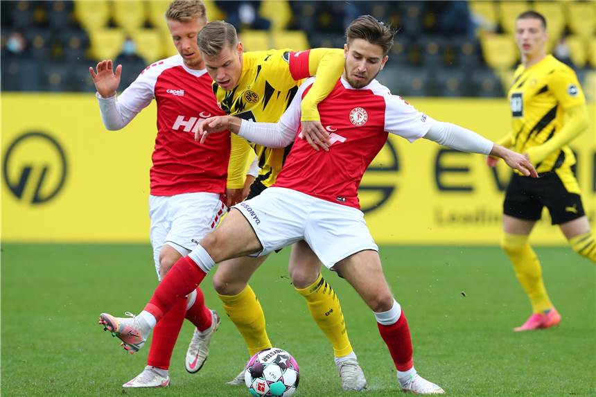 22. Saisonsieg: BVB-U23 setzt Siegeszug fort und hält RW Essen weiter auf Distanz Hart bedrängt, am Ende aber doch erfolgreich: Steffen Tigges (M.) erzielte gegen Fortuna Köln den goldenen Treffer.