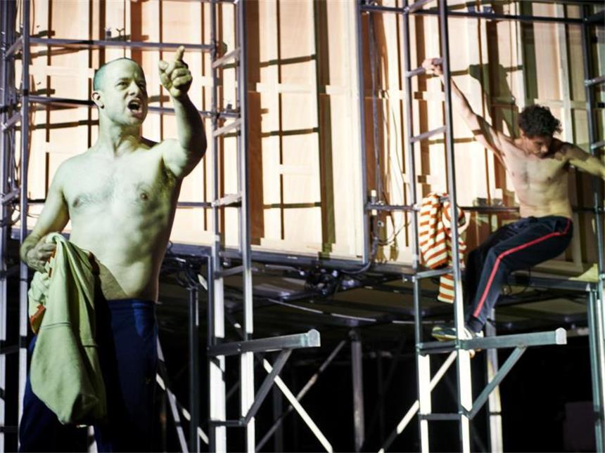 Harte Jungs: Die Schauspieler Daniel Nerlich (l) und Nicola Fritzen in "Hool". Foto: Katrin Ribbe/Schauspiel Hannover