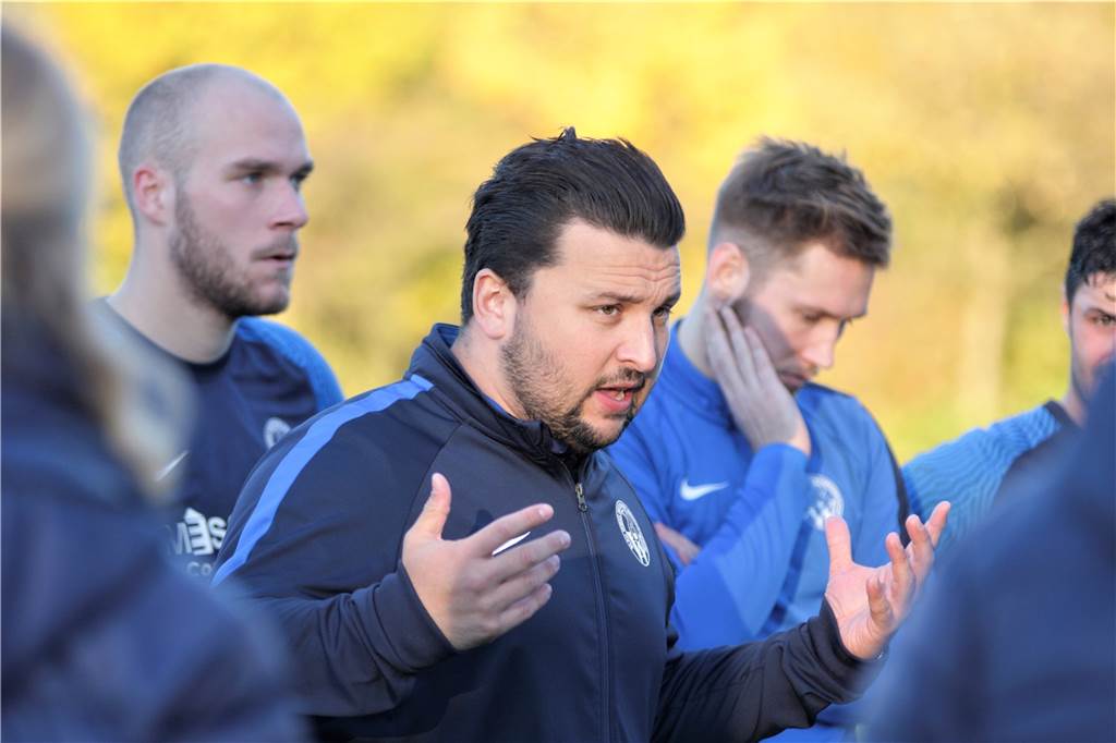 Landesliga 3: Corona schickt eine Mannschaft ins Abseits - 13 positive PCR-Tests Harte Prüfung: Trainer Nassir Malyar und BW Westfalia Langenbochum hat das Coronavirus voll erwischt. Der Spiel- und Trainingsbetrieb liegt still.