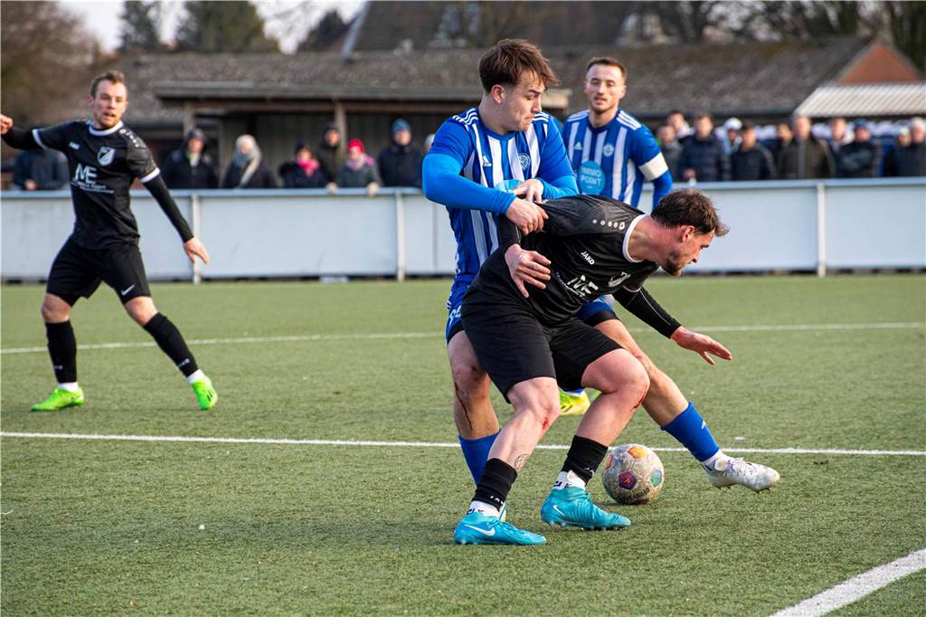 Malte Schröder (v.) und Mika Brinkmann kämpfen um den Ball.