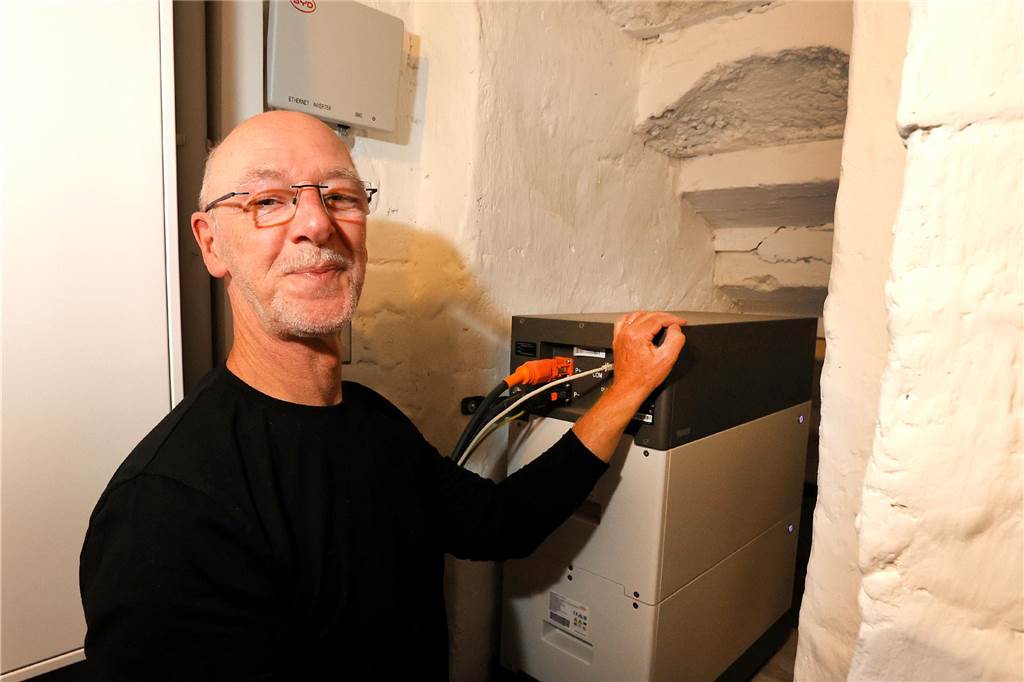Älteres Haus in Heeren-Werve fit für die Energiewende gemacht Hartmut Rauer vor dem Stromspeicher in seinem Keller. Dort wird der selbst erzeugte Strom so lange vorgehalten, bis er im Haushalt benötigt wird. „Damit kommt man ab März über die Nacht.“