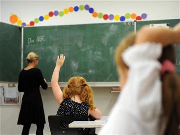 Hartnäckig hält sich das Bild, Lehrer arbeiteten wenig. Oft wird aber übersehen, dass zu dem Job etwa noch das Korrigieren von Klassenarbeiten, Elterngespräche und AGs gehören. Foto: Daniel Reinhardt