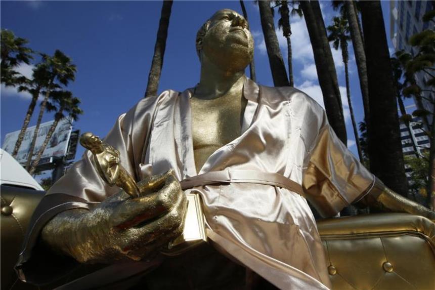 Weinstein-Skulptur erregt in Hollywood Aufsehen Harvey Weinstein in Gold auf dem Hollywood Boulevard. Foto: Damian Dovarganes/AP