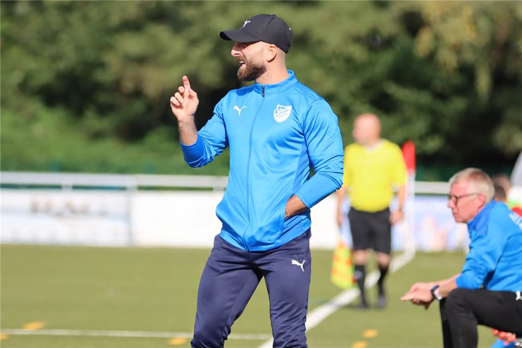 Justin Maruszczyk über seinen Wechsel zu BW Alstedde Hasan Ekici, Trainer von Blau-Weiß Alstedde, steht am Spielfeldrand eines Spiels der Kreisliga A2 Unna-Hamm.