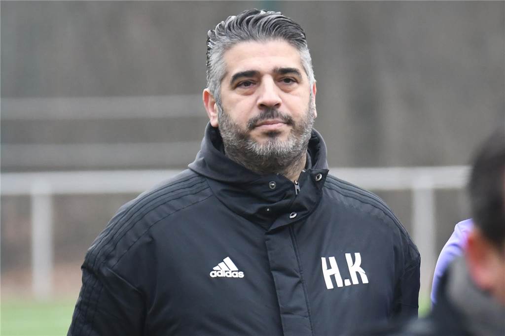 Kuriose Situation in Dortmunder B-Liga mit Lüner Teams Hasan Kayabasi schaut mit hinter dem Rücken verschränkten Armen nach vorne.