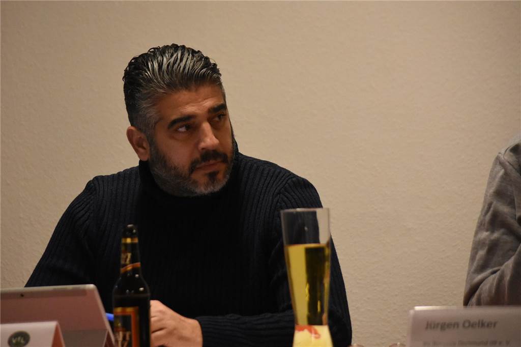 Bei der SG Gahmen hält ein Team die Fahne hoch: „Haben uns mit offenen Armen empfangen“ Hasan Kayabasi hört zu.