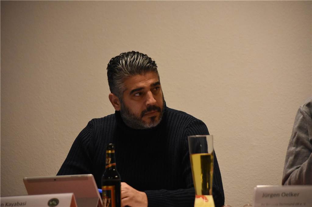 Hasan Kayabasi schaut nach links.