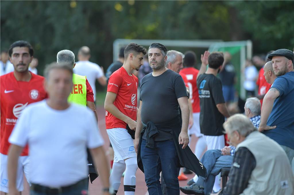 Vier Monate nach Spielabbruch und Faustschlag: Was hat sich beim SC Osmanlispor getan? Hasan Kayabasi (schwarzes T-Shirt) ist neuer Sportdirektor beim SC Osmanlispor und war auch beim Spielabbruch vor Ort.