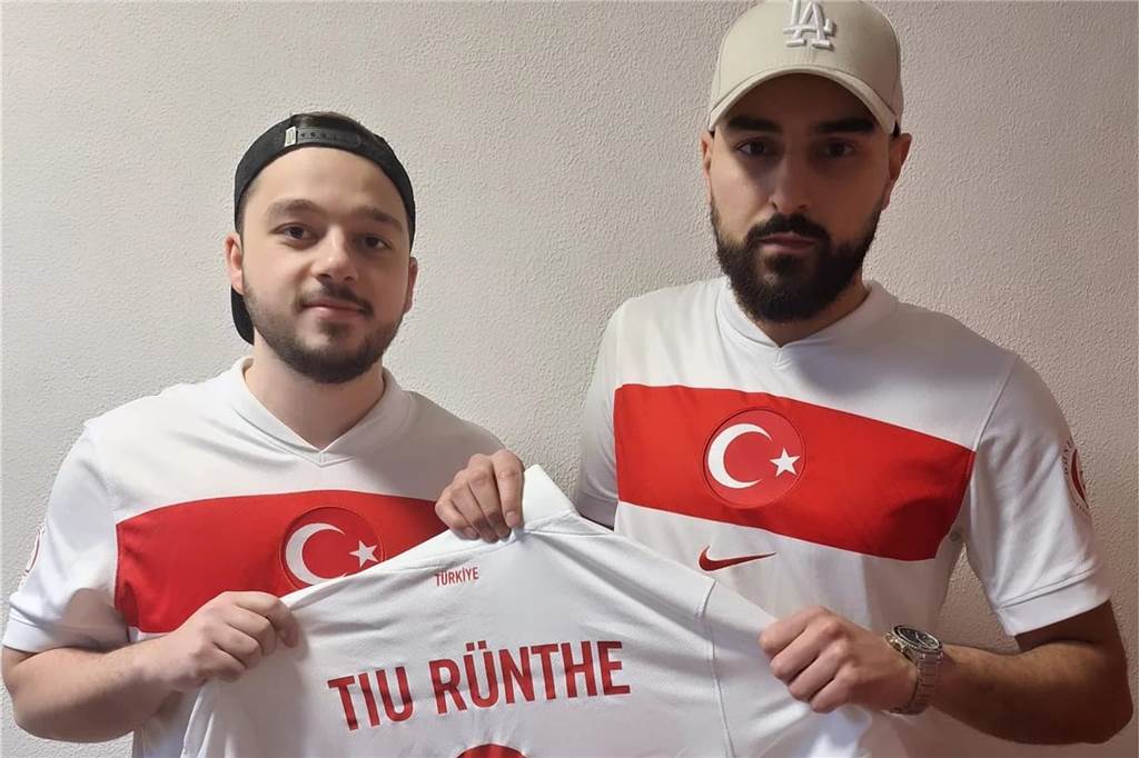 TIU Rünthe bedient sich gleich bei zwei Stadtrivalen Hasan Kopar (r.) und Talha Gökkaya posieren mit einem Trikot von TIU Rünthe