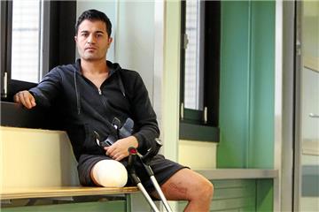 Hasan Turan in der Unfallklinik: Der 37-jährige Gerüstbauer überlebte den schweren Unfall am 30. November 2014. Dennoch veränderte das Geschehen sein Leben. Er verlor seinen rechten Unterschenkel und damit seinen Arbeitsplatz. Sorgen um die Zukunft beschäftigen ihn sehr.