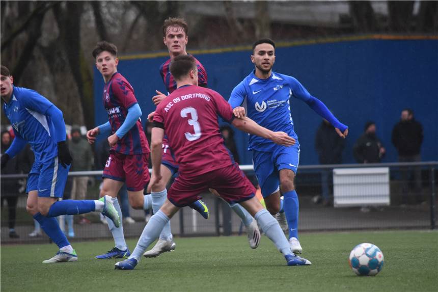 Königsborner SV nimmt Westönnen im Test auseinander - Neuzugang trifft beim Debüt Hassan Boulakhrif (r.) traf am Sonntag im Testspiel gegen RW Westönnen zweimal.
