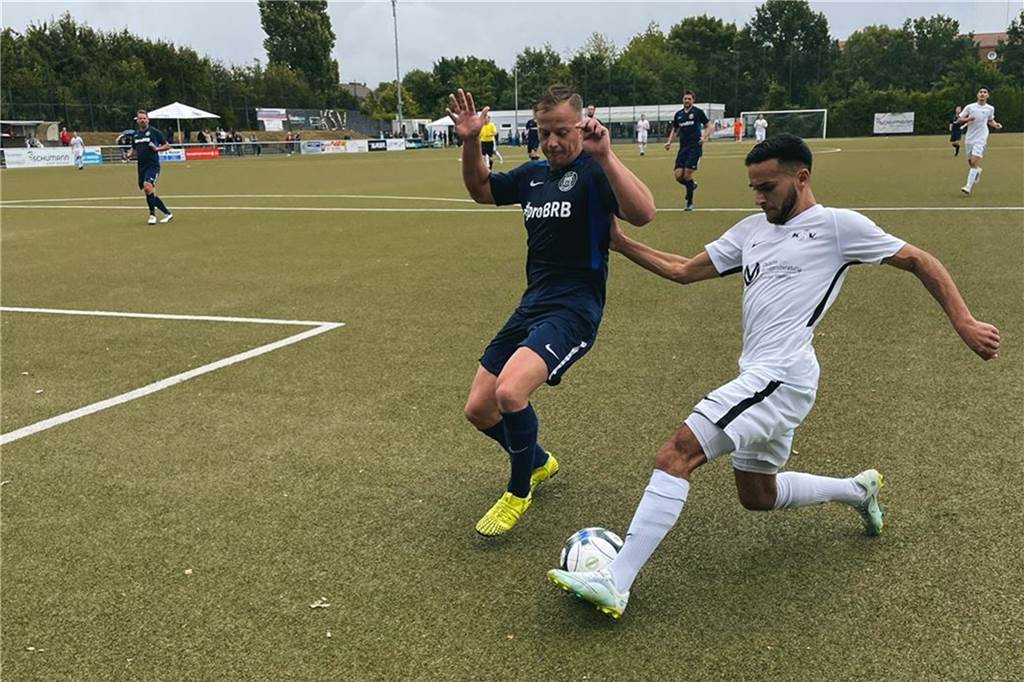 Zweistelliger Auftakt beim Urlaubsguru Cup! Königsborner SV brennt gegen BR Billmerich Feuerwerk ab Hassan Boulakhrif war auf der linken Seite mal wieder ein Aktivposten beim KSV. Hier bekommt Billmerichs Felix Kleff (l.) so gerade noch den Fuß vor den Ball und kann zur Ecke klären.
