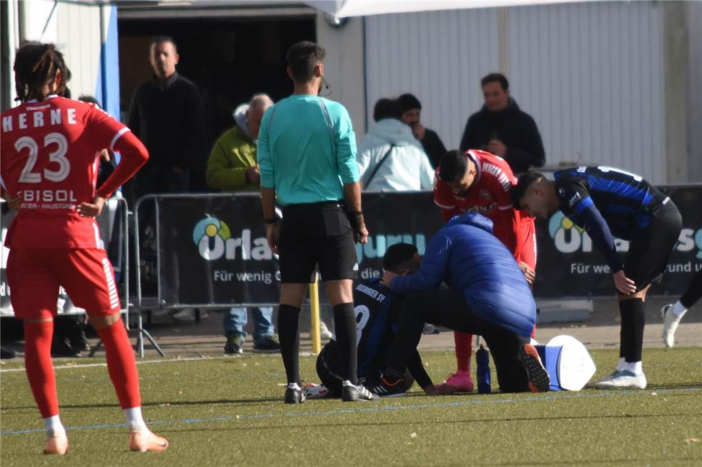 Krankenhaus, Elfmeter-Pech und Eigentor: Königsborns Pleitenserie hält trotz Trikot-Premiere Hassan Boulakhrif wurde behandelt und schließlich nach einer halben Stunde Spielzeit beim Stande von 0:0 ausgewechselt.