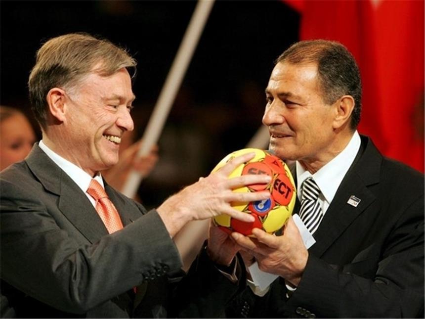 Neuanfang oder Moustafa - «Renommee steht auf Spiel» Hassan Moustafa (r) und Horst Köhler bei der Eröffnung der WM 2007 in Deutschland.