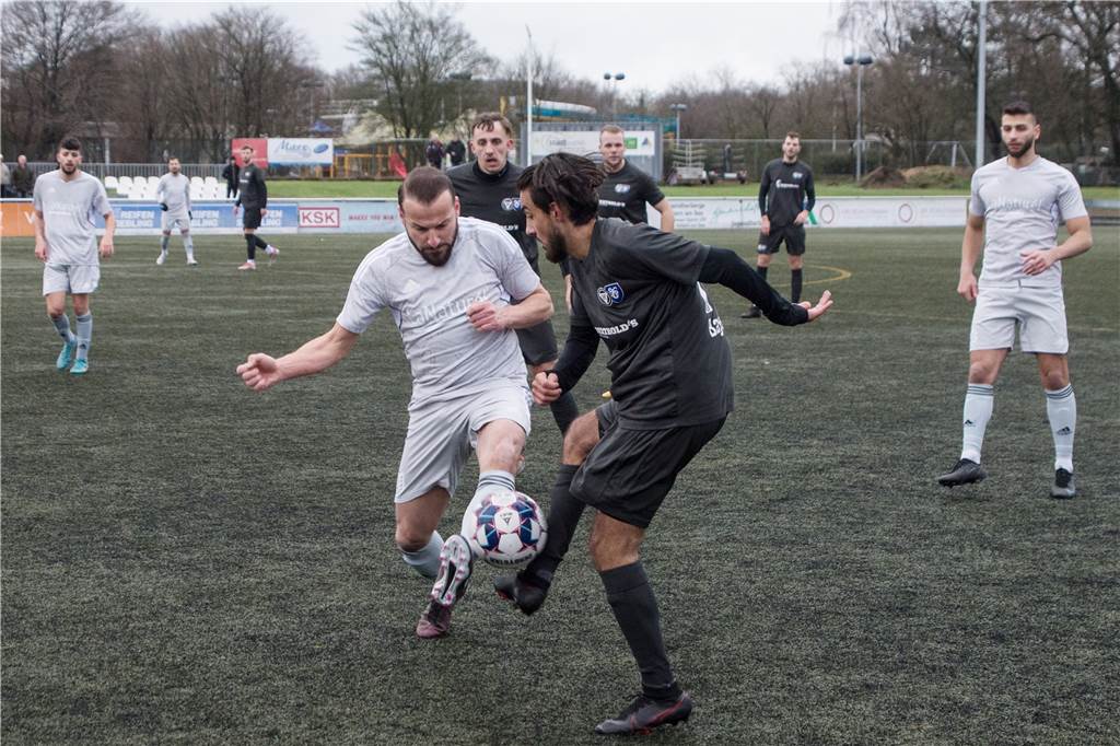 Halterner Niederlage im letzten Testspiel Hassels Tarik Baydemir (l.) im Zweikampf mit Niyazi Baysan beim 1:2-Sieg von YEG Hassel beim TuS Haltern am See.