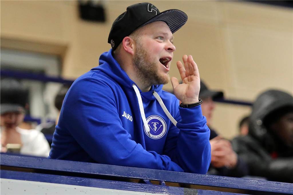 „Da prallen aktuell zwei Welten aufeinander“ Hat auch schon Erfahrungen als Trainer: Hier coacht Patrick Walter die A-Jugend des TSV Marl-Hüls von der Tribüne aus.