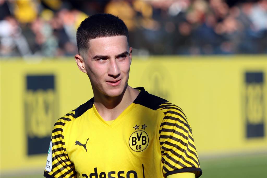 Profivertrag! BVB bindet den nächsten Youngster langfristig an den Klub Hat beim BVB einen Profi-Vertrag unterschrieben: Göktan Gürpüz.