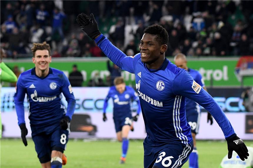Rekordzugang kommt auf Schalke immer mehr ins Rollen Hat derzeit viel zu lachen beim FC Schalke 04: der Schweizer Nationalspieler Breel Embolo (r.).