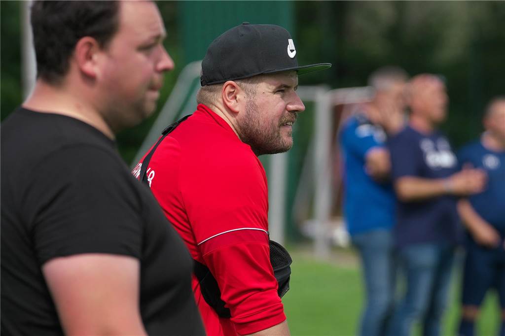 Einer kommt aus Horneburg, einer ist mit einem Bossendorfer verwandt Hat drei neue Spieler im Kader: Hullerns Trainer Marco Masannek.