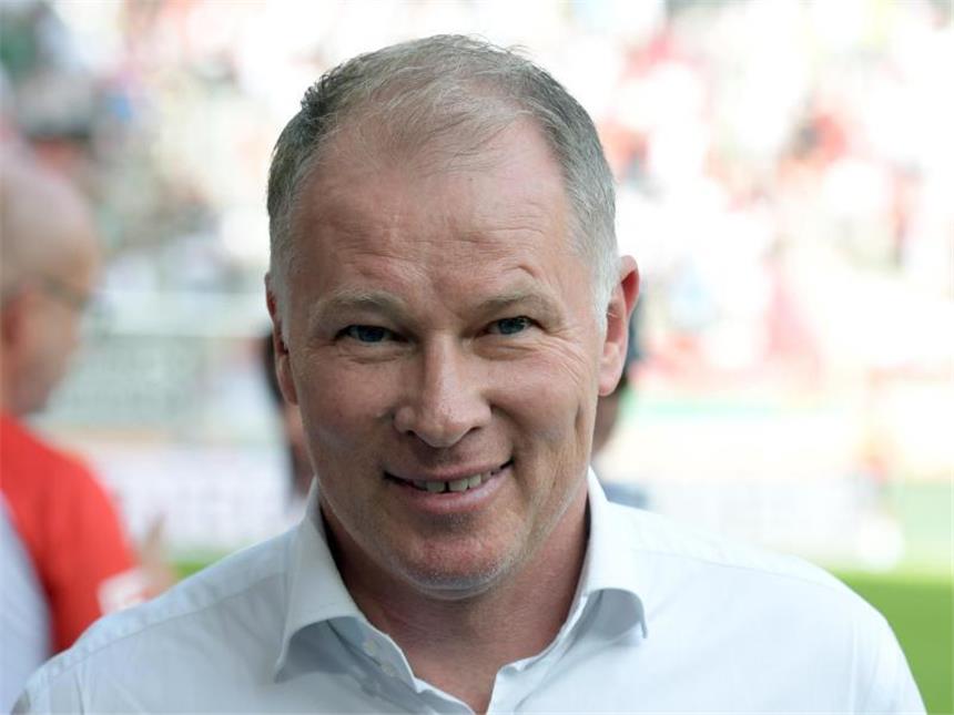 Hat eine sehr spezielle Meinung vom Ligakonkurrenten HSV: Augsburg-Manager Stefan Reuter. Foto: Stefan Puchner/dpa