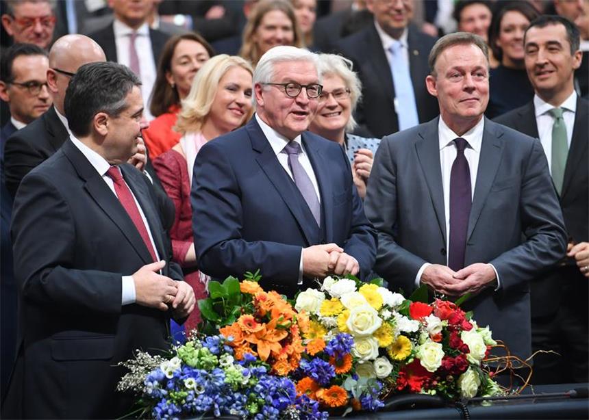 Steinmeier zum neuen Bundespräsidenten gewählt Hat gut lachen: Deutschlands neuer Bundespräsident Frank-Walter Steinmeier (m.).