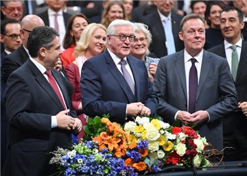 Hat gut lachen: Deutschlands neuer Bundespräsident Frank-Walter Steinmeier (m.). 