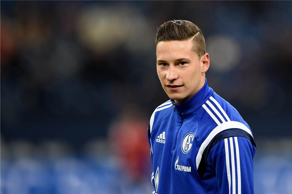 Ex-Schalke-Star hat jetzt prominente Gesellschaft ARCHIV - Fußball Bundesliga - 28. Spieltag: FC Schalke 04 - SC Freiburg am 11.04.2015 in der Veltins-Arena in Gelsenkirchen (Nordrhein-Westfalen). Schalkes Julian Draxler steht vor Spielbeginn am Spielfeldrand. Foto: Jonas Güttler/dpa (zu dpa-Meldung: «Schalke-Manager Heldt: Verhandlungen zwischen Juve und Draxler» vom 22.07.2015) +++ dpa-Bildfunk +++