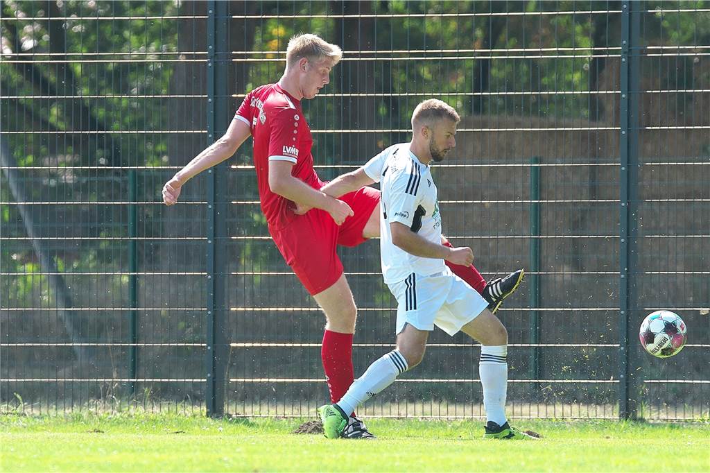 Flaesheimer Überflieger noch ohne Einsatz - ein anderes Talent nutzt seine Chance Hat im Vergleich zur Vorsaison einen Schritt nach vorne gemacht: Concordia Flaesheims Christopher Uhlending (r.), hier im Duell mit Lippramsdorfs Julian Röer.